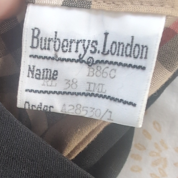 Burberrys Black Coat with Classic Plaid Lining - Picture 3 of 9